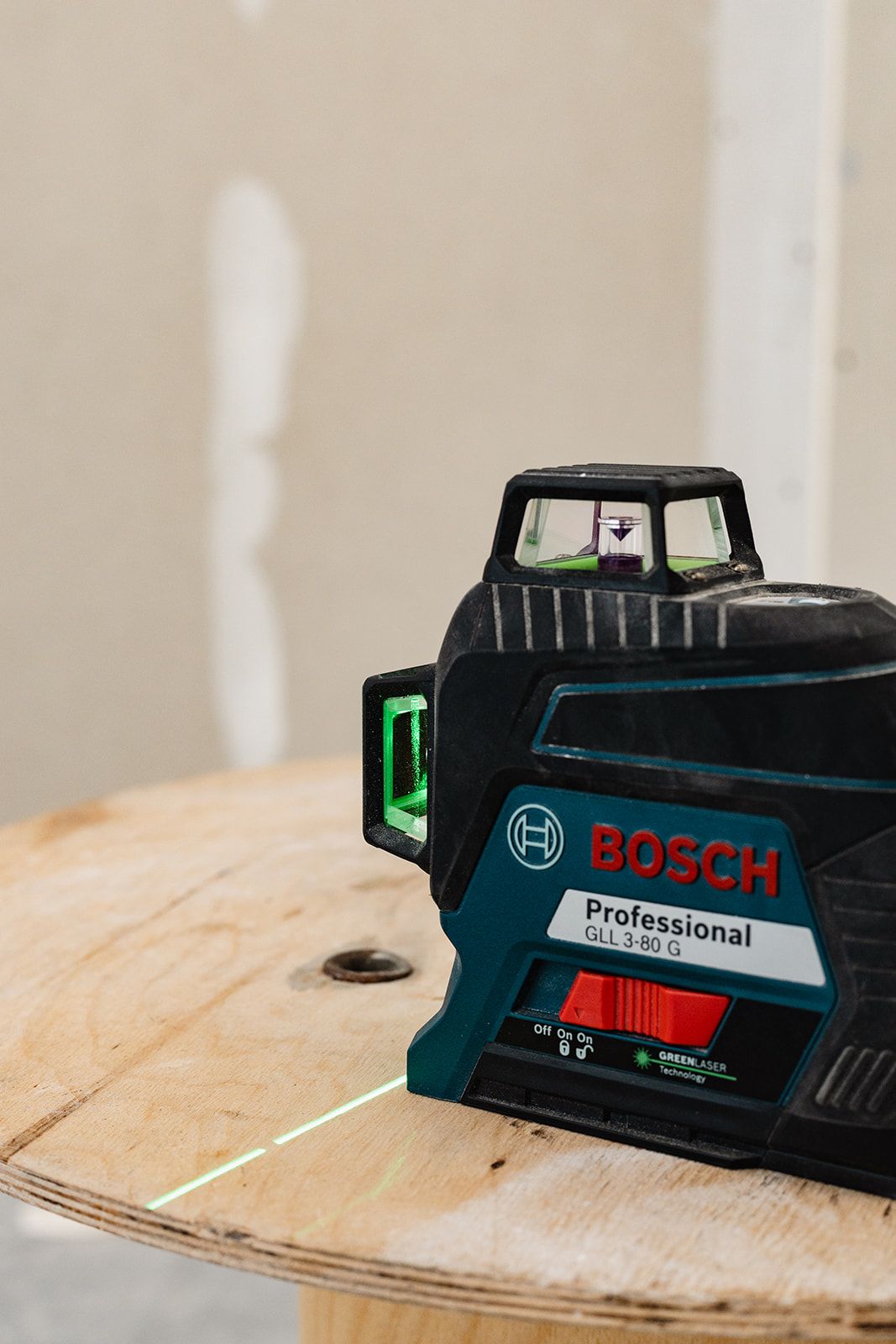 Bosch Laser posé sur une surface en bois.